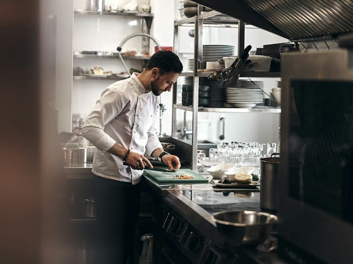 Une salle de restaurant chaleureuse